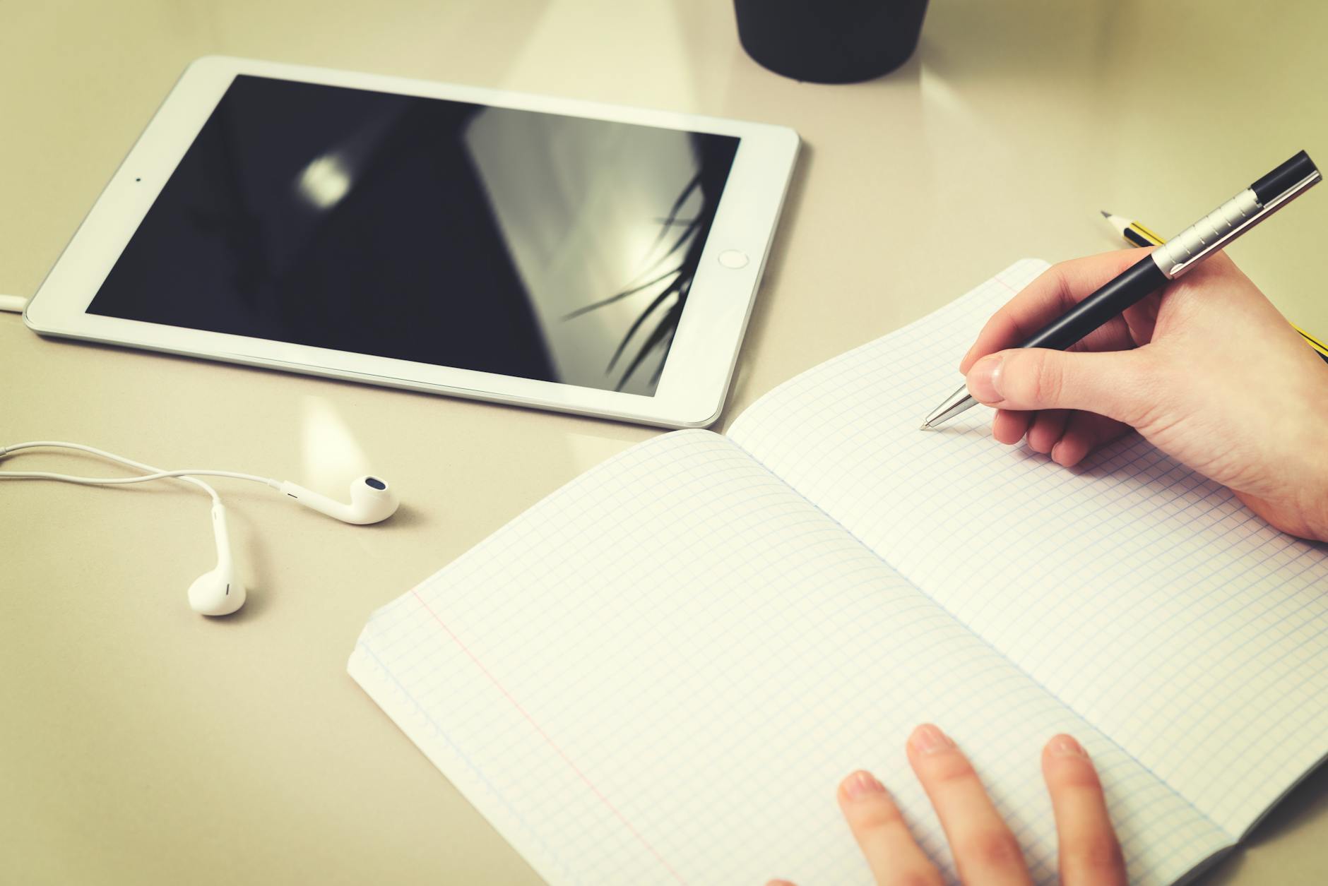 Close-up of stylus handwriting on a digital notepad screen
