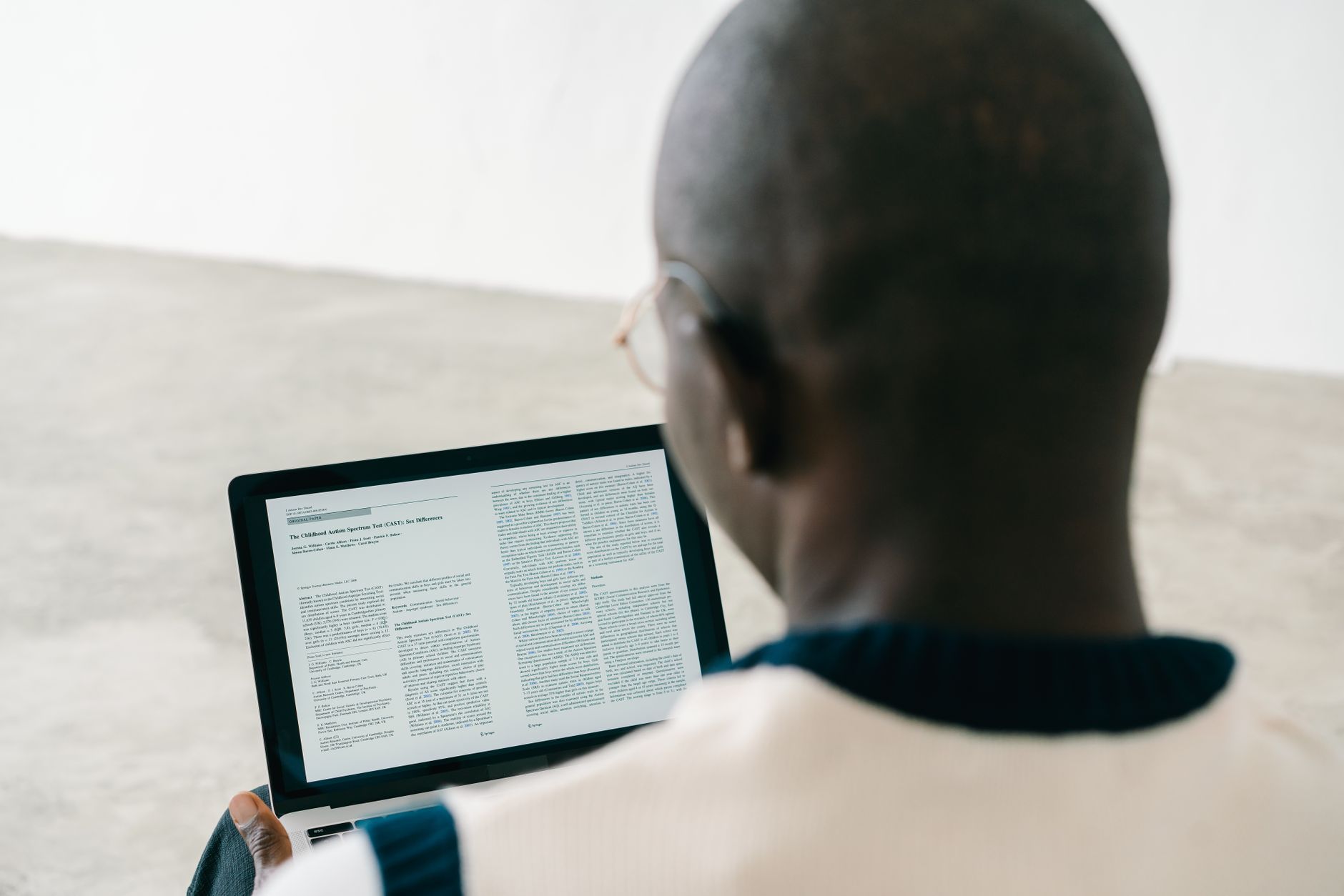 Person reading an ebook on a laptop at a desk