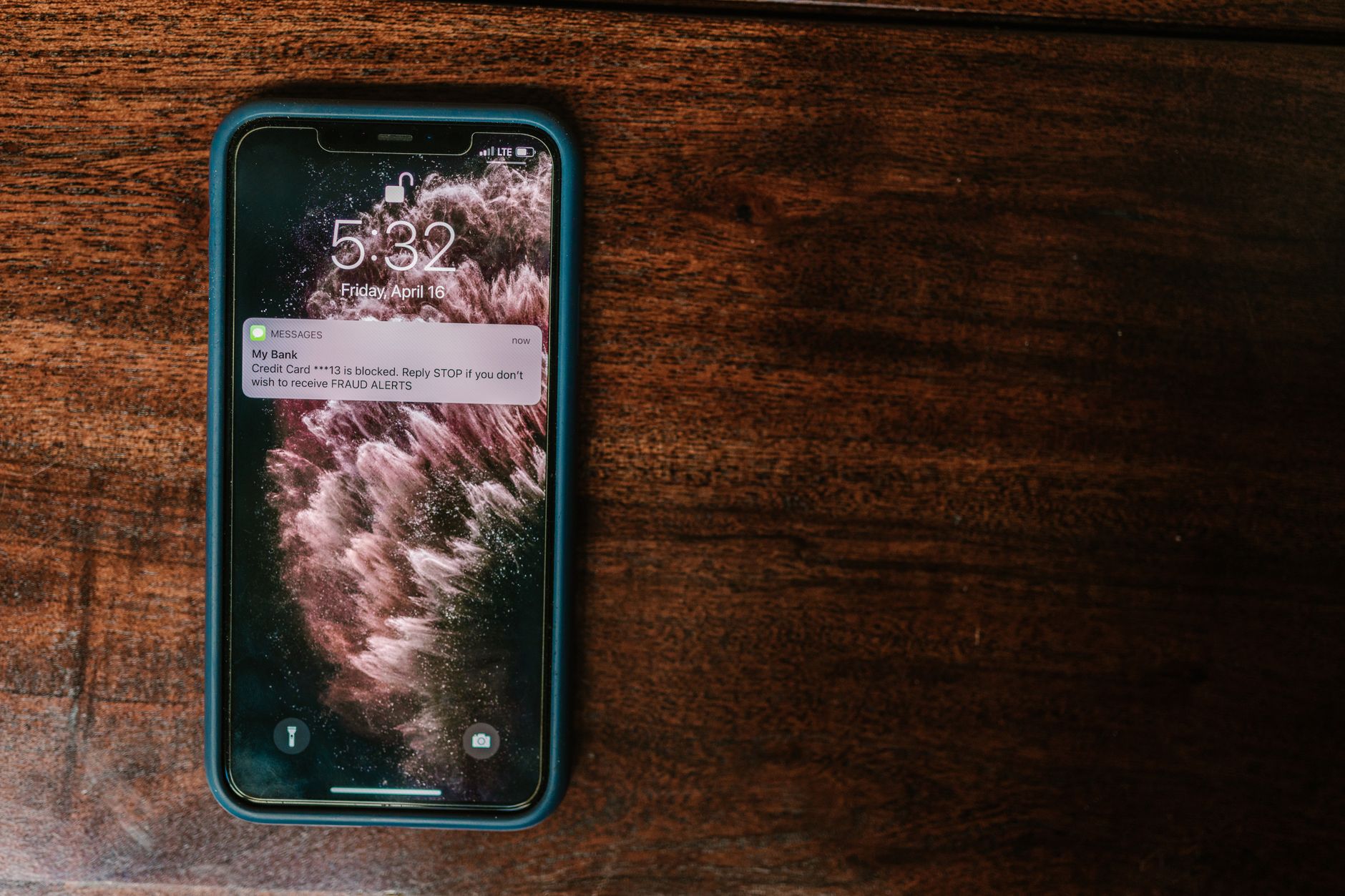 Smartphone displaying push notifications on the lock screen